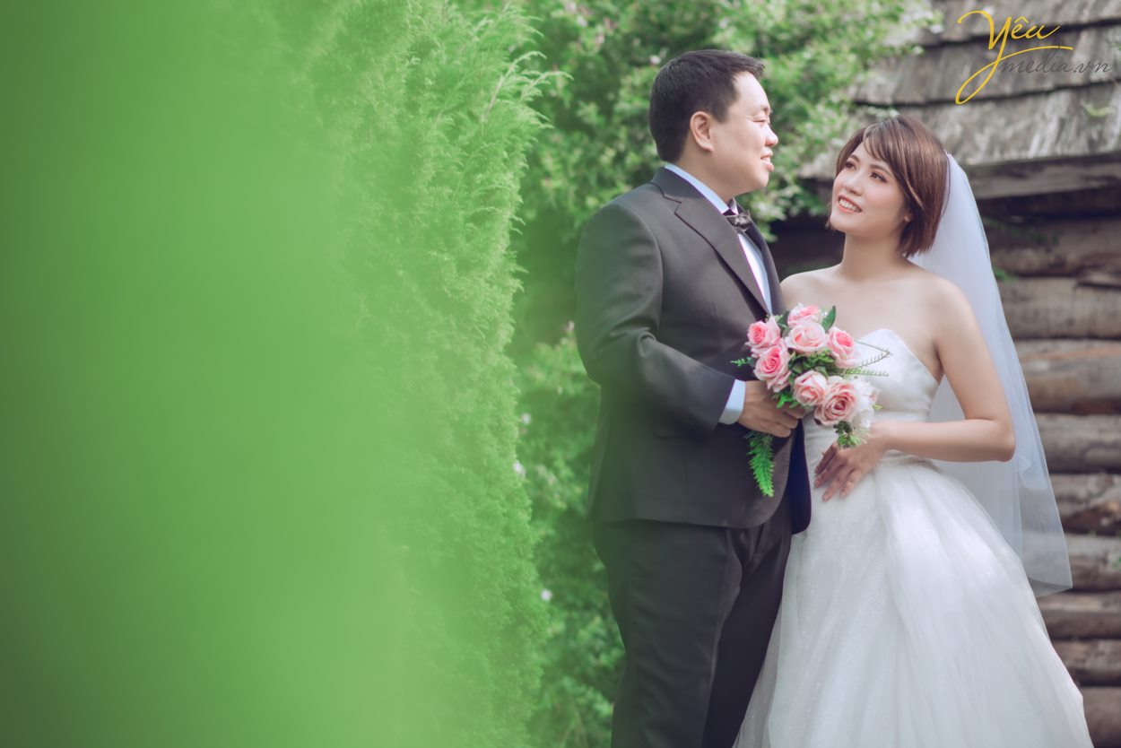 Santorini Park tại Yên Sở - Hà Nội. đẹp không chỉ bởi thiết kế độc đáo, mang hơi thở Châu Âu mà còn nằm ở sự kết hợp đa dạng những phong cách khác nhau, điển hình là phong cách lãng mạn, ngọt ngào đậm chất Hàn Quốc. Đến với Santorini, bạn sẽ được đắm mình trong không gian thiên nhiên tràn ngập màu xanh của lá, sắc màu rực rỡ của hoa và màu vàng rộn của nắng.