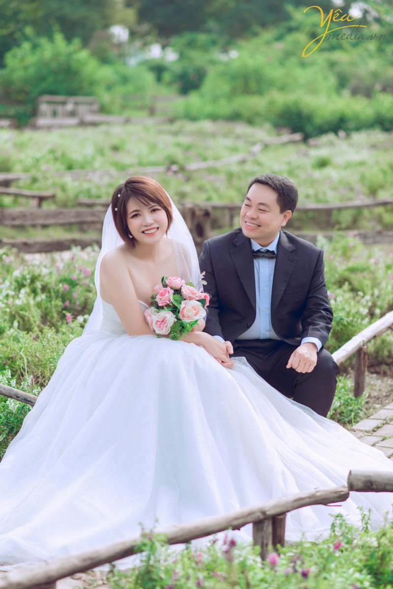 Santorini Park tại Yên Sở - Hà Nội. đẹp không chỉ bởi thiết kế độc đáo, mang hơi thở Châu Âu mà còn nằm ở sự kết hợp đa dạng những phong cách khác nhau, điển hình là phong cách lãng mạn, ngọt ngào đậm chất Hàn Quốc. Đến với Santorini, bạn sẽ được đắm mình trong không gian thiên nhiên tràn ngập màu xanh của lá, sắc màu rực rỡ của hoa và màu vàng rộn của nắng.