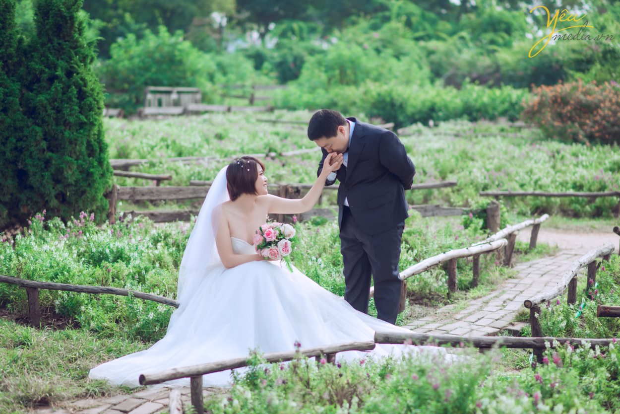 Santorini Park tại Yên Sở - Hà Nội. đẹp không chỉ bởi thiết kế độc đáo, mang hơi thở Châu Âu mà còn nằm ở sự kết hợp đa dạng những phong cách khác nhau, điển hình là phong cách lãng mạn, ngọt ngào đậm chất Hàn Quốc. Đến với Santorini, bạn sẽ được đắm mình trong không gian thiên nhiên tràn ngập màu xanh của lá, sắc màu rực rỡ của hoa và màu vàng rộn của nắng.