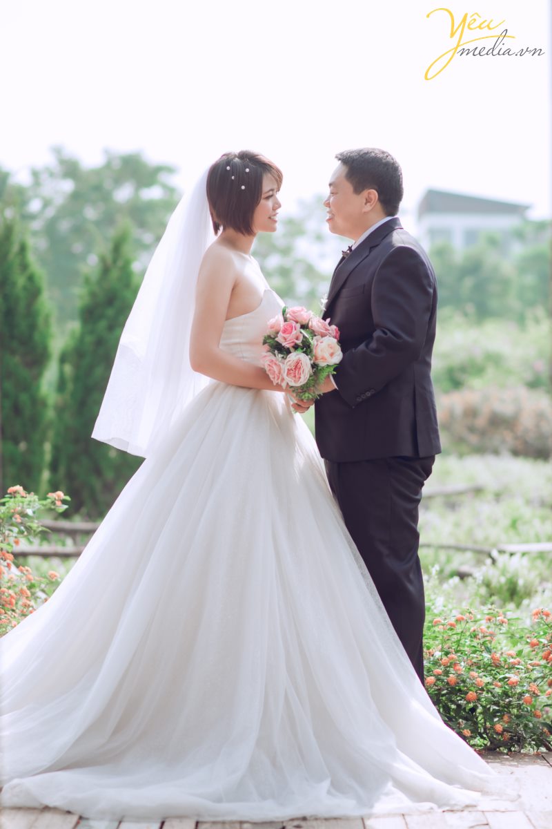 Santorini Park tại Yên Sở - Hà Nội. đẹp không chỉ bởi thiết kế độc đáo, mang hơi thở Châu Âu mà còn nằm ở sự kết hợp đa dạng những phong cách khác nhau, điển hình là phong cách lãng mạn, ngọt ngào đậm chất Hàn Quốc. Đến với Santorini, bạn sẽ được đắm mình trong không gian thiên nhiên tràn ngập màu xanh của lá, sắc màu rực rỡ của hoa và màu vàng rộn của nắng.