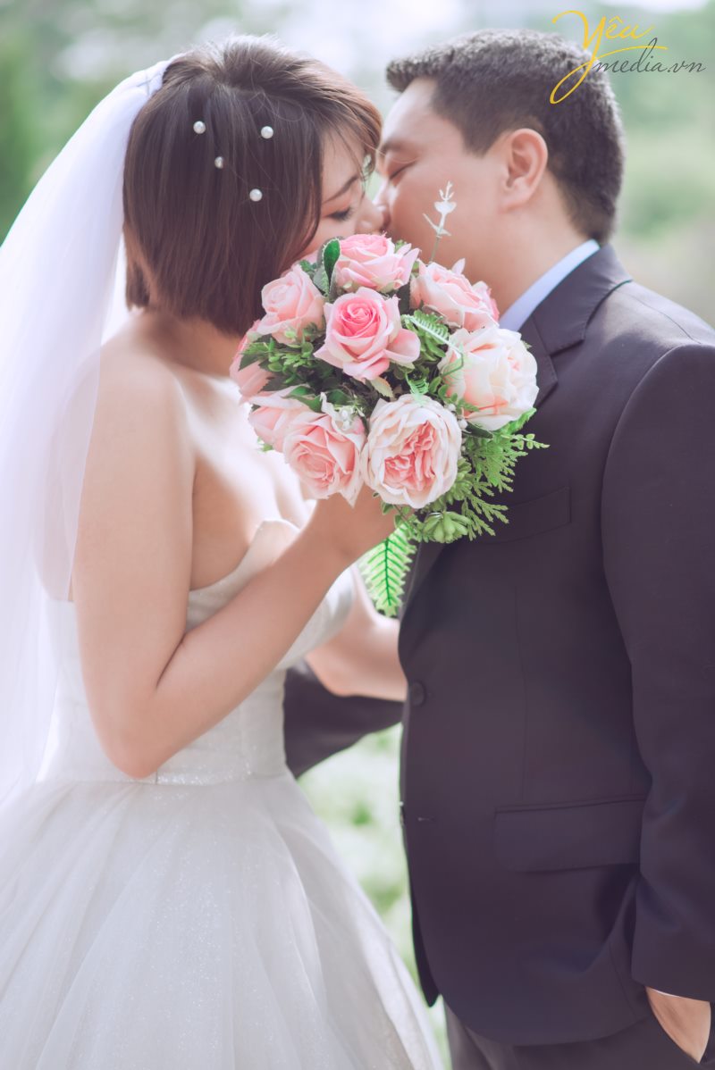 Santorini Park tại Yên Sở - Hà Nội. đẹp không chỉ bởi thiết kế độc đáo, mang hơi thở Châu Âu mà còn nằm ở sự kết hợp đa dạng những phong cách khác nhau, điển hình là phong cách lãng mạn, ngọt ngào đậm chất Hàn Quốc. Đến với Santorini, bạn sẽ được đắm mình trong không gian thiên nhiên tràn ngập màu xanh của lá, sắc màu rực rỡ của hoa và màu vàng rộn của nắng.