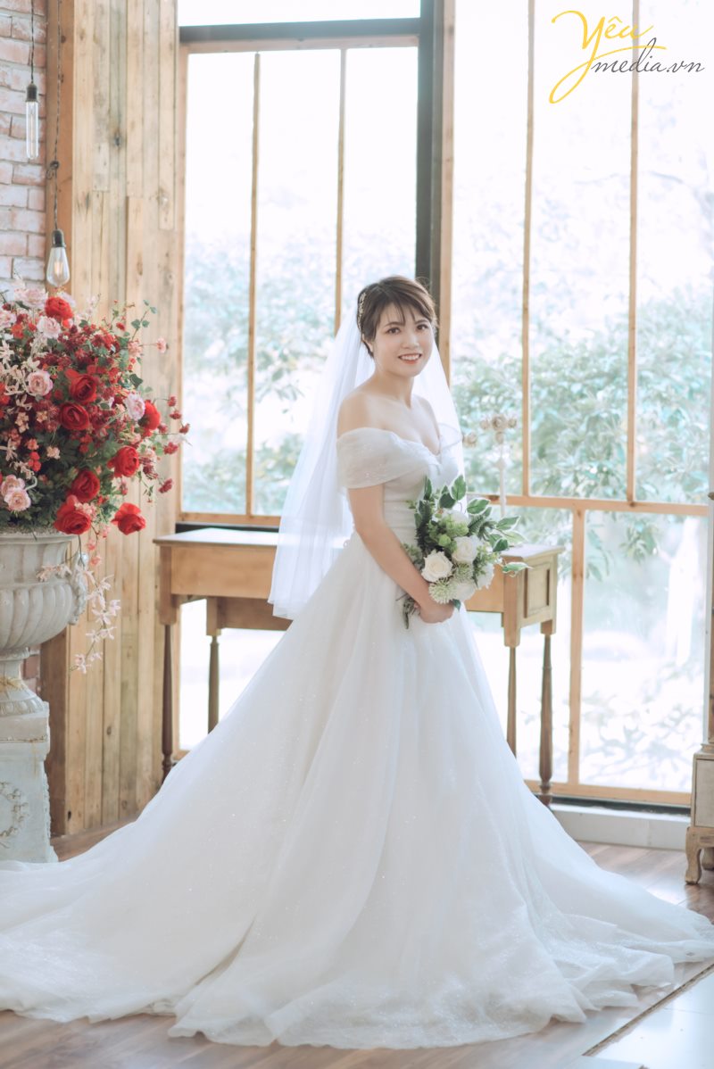 Santorini Park tại Yên Sở - Hà Nội. đẹp không chỉ bởi thiết kế độc đáo, mang hơi thở Châu Âu mà còn nằm ở sự kết hợp đa dạng những phong cách khác nhau, điển hình là phong cách lãng mạn, ngọt ngào đậm chất Hàn Quốc. Đến với Santorini, bạn sẽ được đắm mình trong không gian thiên nhiên tràn ngập màu xanh của lá, sắc màu rực rỡ của hoa và màu vàng rộn của nắng.