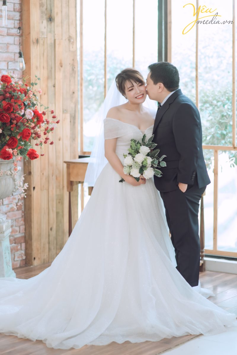 Santorini Park tại Yên Sở - Hà Nội. đẹp không chỉ bởi thiết kế độc đáo, mang hơi thở Châu Âu mà còn nằm ở sự kết hợp đa dạng những phong cách khác nhau, điển hình là phong cách lãng mạn, ngọt ngào đậm chất Hàn Quốc. Đến với Santorini, bạn sẽ được đắm mình trong không gian thiên nhiên tràn ngập màu xanh của lá, sắc màu rực rỡ của hoa và màu vàng rộn của nắng.