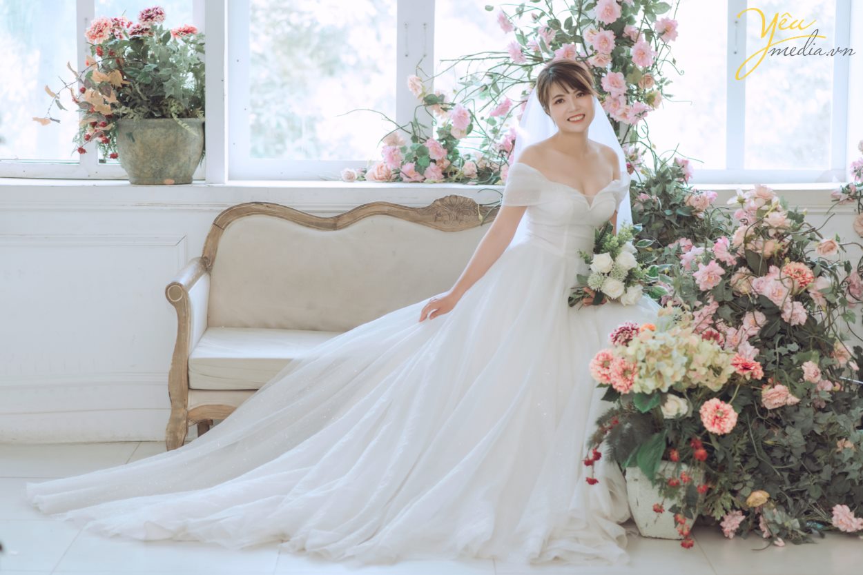 Santorini Park tại Yên Sở - Hà Nội. đẹp không chỉ bởi thiết kế độc đáo, mang hơi thở Châu Âu mà còn nằm ở sự kết hợp đa dạng những phong cách khác nhau, điển hình là phong cách lãng mạn, ngọt ngào đậm chất Hàn Quốc. Đến với Santorini, bạn sẽ được đắm mình trong không gian thiên nhiên tràn ngập màu xanh của lá, sắc màu rực rỡ của hoa và màu vàng rộn của nắng.