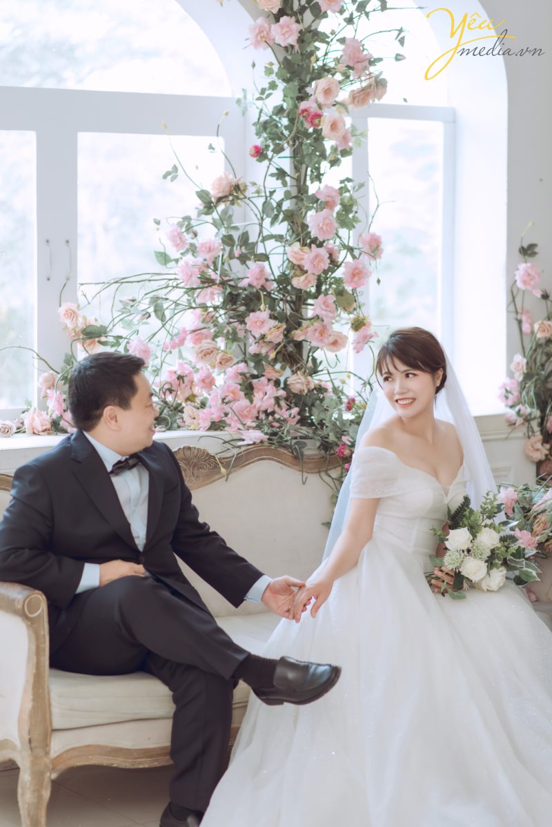 Santorini Park tại Yên Sở - Hà Nội. đẹp không chỉ bởi thiết kế độc đáo, mang hơi thở Châu Âu mà còn nằm ở sự kết hợp đa dạng những phong cách khác nhau, điển hình là phong cách lãng mạn, ngọt ngào đậm chất Hàn Quốc. Đến với Santorini, bạn sẽ được đắm mình trong không gian thiên nhiên tràn ngập màu xanh của lá, sắc màu rực rỡ của hoa và màu vàng rộn của nắng.