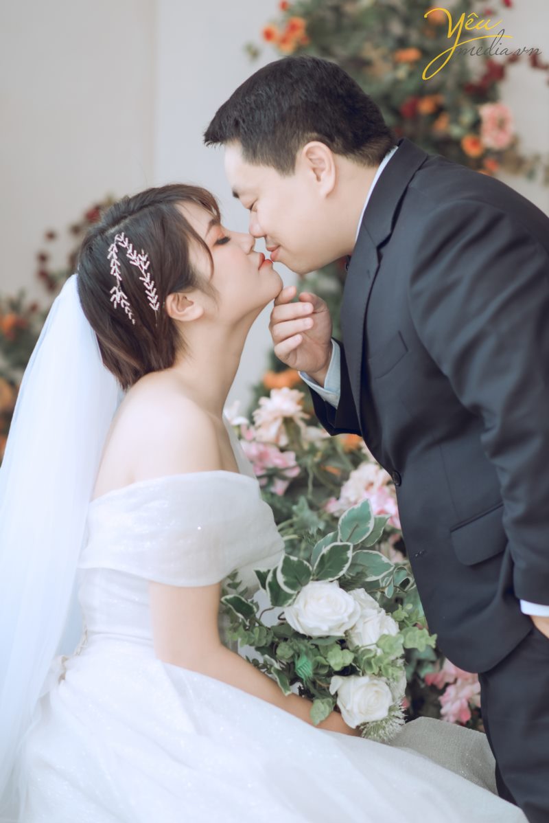 Santorini Park tại Yên Sở - Hà Nội. đẹp không chỉ bởi thiết kế độc đáo, mang hơi thở Châu Âu mà còn nằm ở sự kết hợp đa dạng những phong cách khác nhau, điển hình là phong cách lãng mạn, ngọt ngào đậm chất Hàn Quốc. Đến với Santorini, bạn sẽ được đắm mình trong không gian thiên nhiên tràn ngập màu xanh của lá, sắc màu rực rỡ của hoa và màu vàng rộn của nắng.