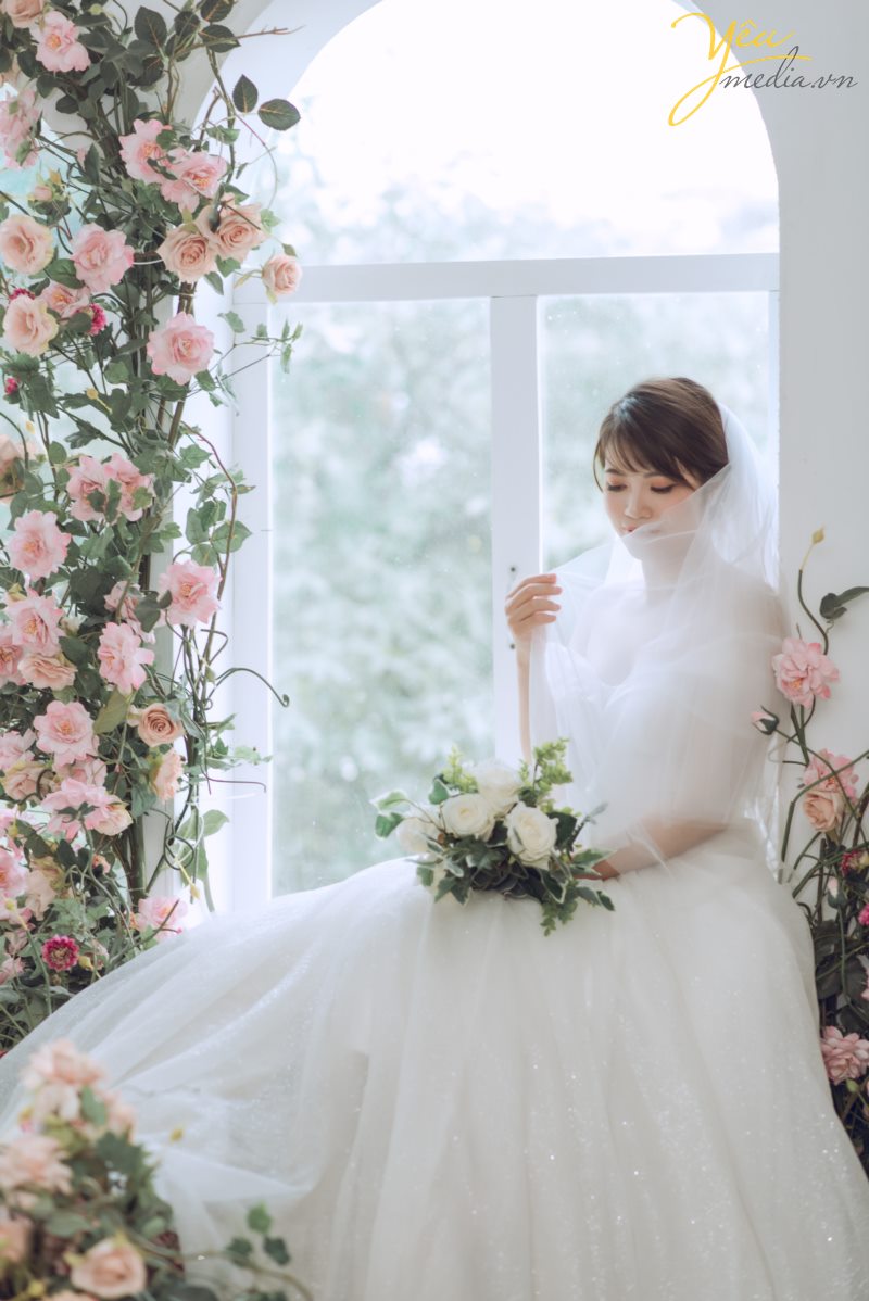 Santorini Park tại Yên Sở - Hà Nội. đẹp không chỉ bởi thiết kế độc đáo, mang hơi thở Châu Âu mà còn nằm ở sự kết hợp đa dạng những phong cách khác nhau, điển hình là phong cách lãng mạn, ngọt ngào đậm chất Hàn Quốc. Đến với Santorini, bạn sẽ được đắm mình trong không gian thiên nhiên tràn ngập màu xanh của lá, sắc màu rực rỡ của hoa và màu vàng rộn của nắng.