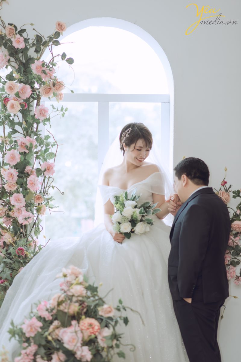 Santorini Park tại Yên Sở - Hà Nội. đẹp không chỉ bởi thiết kế độc đáo, mang hơi thở Châu Âu mà còn nằm ở sự kết hợp đa dạng những phong cách khác nhau, điển hình là phong cách lãng mạn, ngọt ngào đậm chất Hàn Quốc. Đến với Santorini, bạn sẽ được đắm mình trong không gian thiên nhiên tràn ngập màu xanh của lá, sắc màu rực rỡ của hoa và màu vàng rộn của nắng.