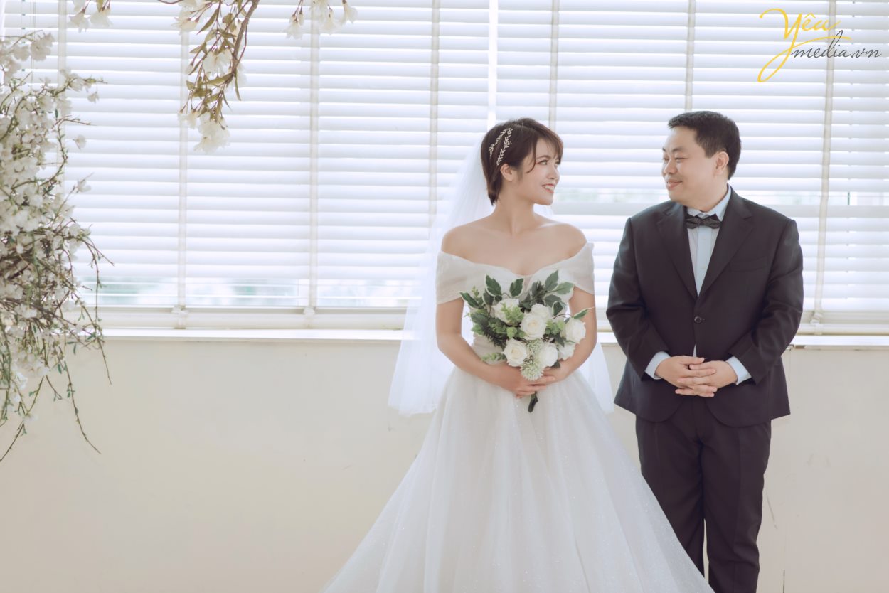 Santorini Park tại Yên Sở - Hà Nội. đẹp không chỉ bởi thiết kế độc đáo, mang hơi thở Châu Âu mà còn nằm ở sự kết hợp đa dạng những phong cách khác nhau, điển hình là phong cách lãng mạn, ngọt ngào đậm chất Hàn Quốc. Đến với Santorini, bạn sẽ được đắm mình trong không gian thiên nhiên tràn ngập màu xanh của lá, sắc màu rực rỡ của hoa và màu vàng rộn của nắng.