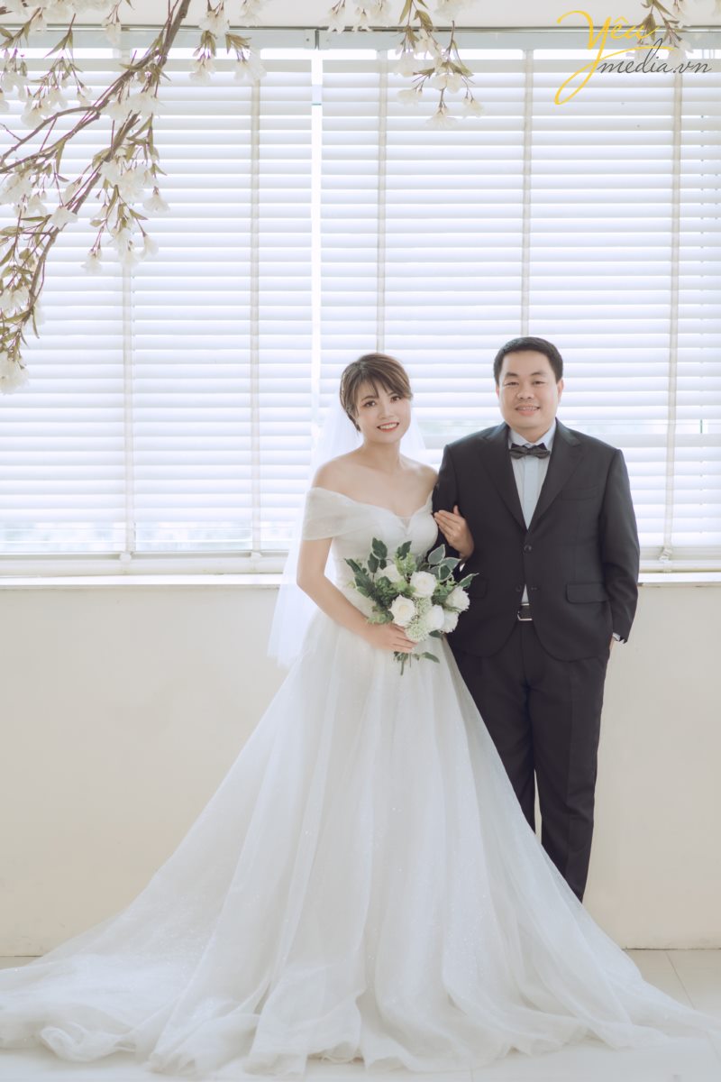 Santorini Park tại Yên Sở - Hà Nội. đẹp không chỉ bởi thiết kế độc đáo, mang hơi thở Châu Âu mà còn nằm ở sự kết hợp đa dạng những phong cách khác nhau, điển hình là phong cách lãng mạn, ngọt ngào đậm chất Hàn Quốc. Đến với Santorini, bạn sẽ được đắm mình trong không gian thiên nhiên tràn ngập màu xanh của lá, sắc màu rực rỡ của hoa và màu vàng rộn của nắng.