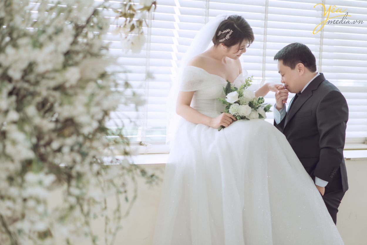 Santorini Park tại Yên Sở - Hà Nội. đẹp không chỉ bởi thiết kế độc đáo, mang hơi thở Châu Âu mà còn nằm ở sự kết hợp đa dạng những phong cách khác nhau, điển hình là phong cách lãng mạn, ngọt ngào đậm chất Hàn Quốc. Đến với Santorini, bạn sẽ được đắm mình trong không gian thiên nhiên tràn ngập màu xanh của lá, sắc màu rực rỡ của hoa và màu vàng rộn của nắng.