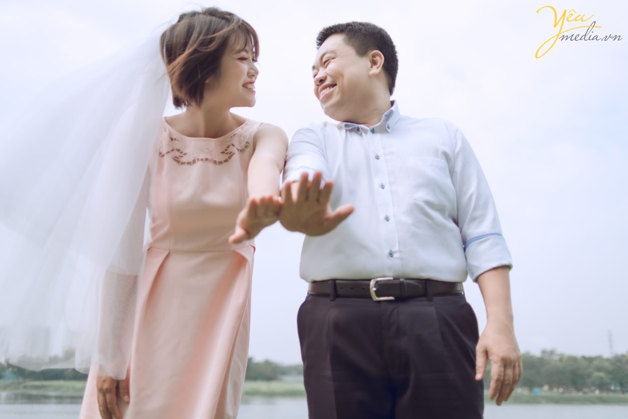 Santorini Park tại Yên Sở - Hà Nội. đẹp không chỉ bởi thiết kế độc đáo, mang hơi thở Châu Âu mà còn nằm ở sự kết hợp đa dạng những phong cách khác nhau, điển hình là phong cách lãng mạn, ngọt ngào đậm chất Hàn Quốc. Đến với Santorini, bạn sẽ được đắm mình trong không gian thiên nhiên tràn ngập màu xanh của lá, sắc màu rực rỡ của hoa và màu vàng rộn của nắng.