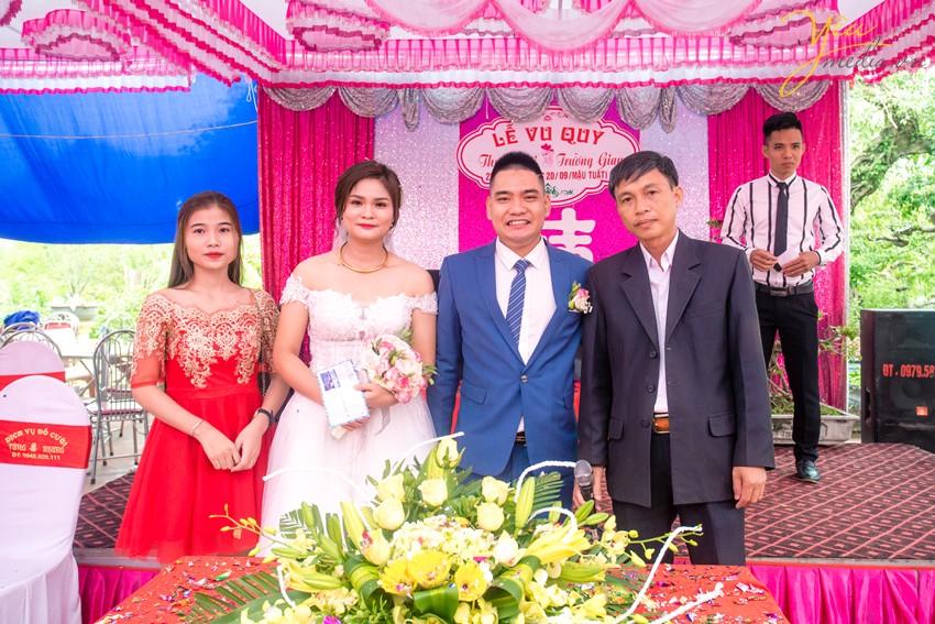 cô dâu chú rể chụp cùng bố vợ