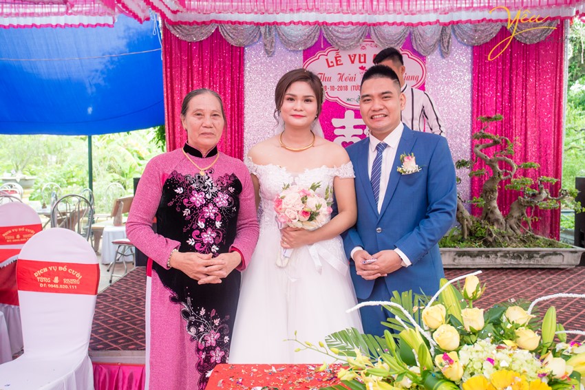 cô dâu chú rể chụp ảnh cùng mẹ