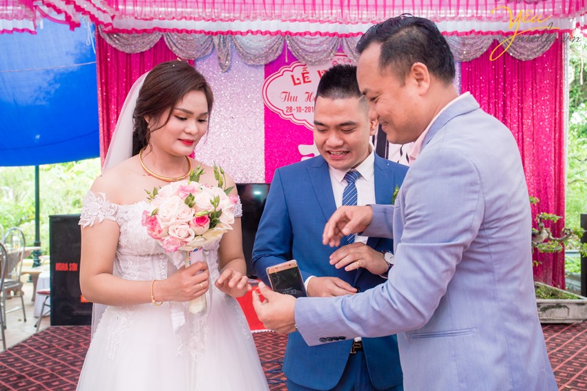 gia đình nhà trai tặng quà cặp đôi mới cưới