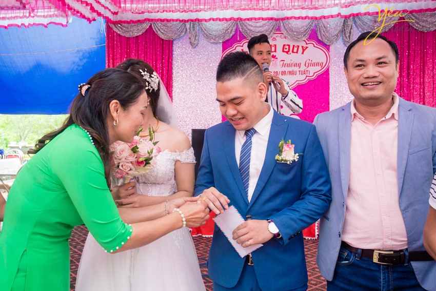 gia đình nhà gái tặng của hồi môn cho cặp đôi