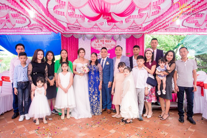 đại gia đình chụp ảnh kỷ niệm ngày cưới