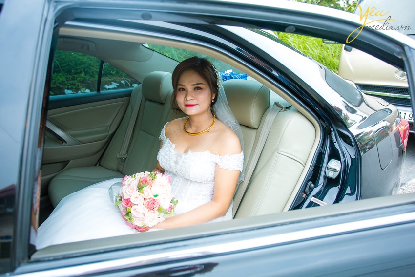 cô dâu lên xe hoa về nhà chồng