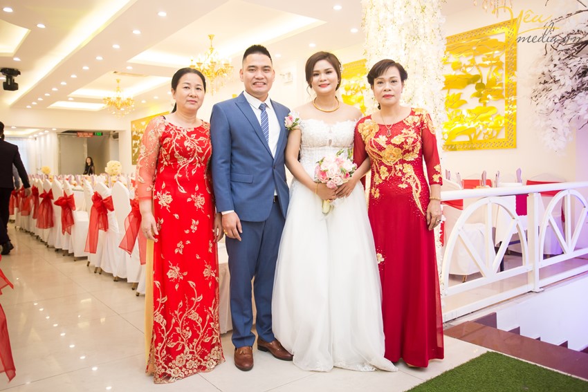 gia đình cô dâu chú rể ở khu tiệc cưới