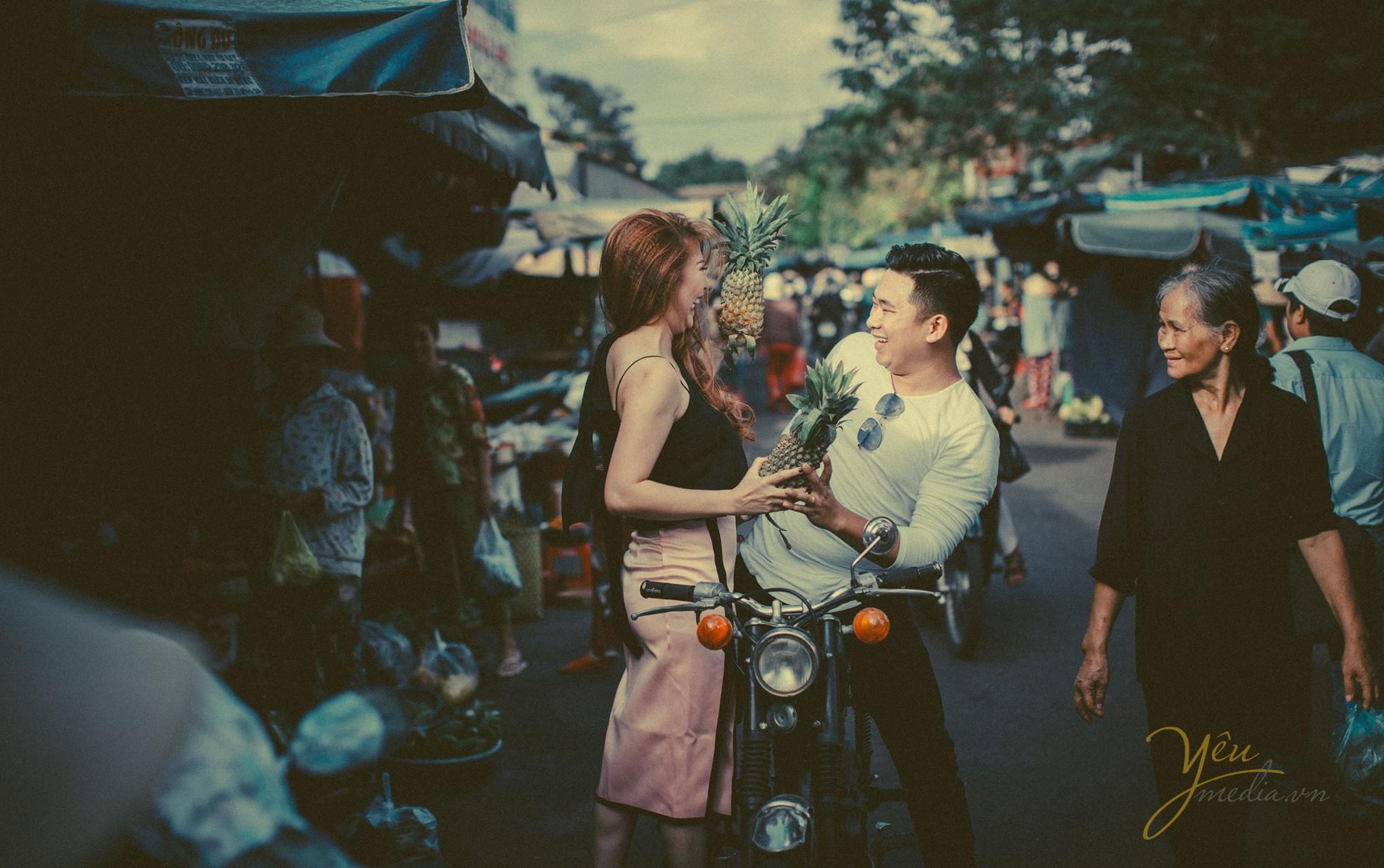 chụp cùng quả dứa, nô đùa với quả dứa