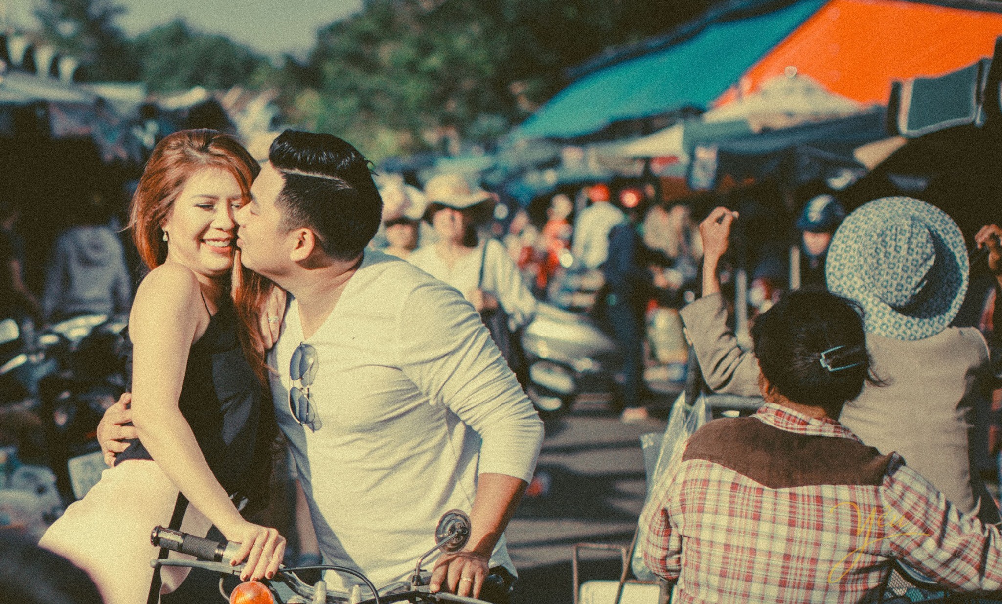 chú rể hôn cô dâu dưới nắng