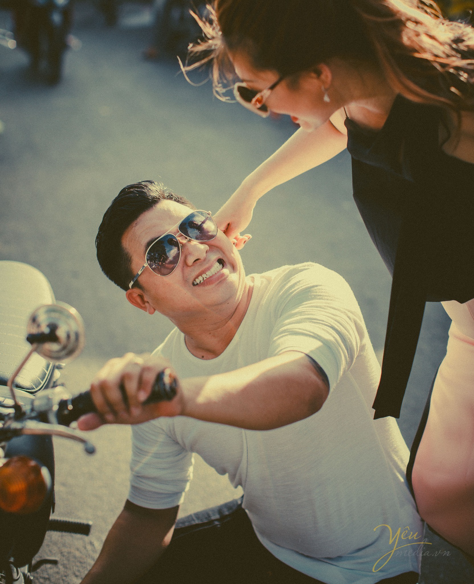 ảnh chụp cô dâu véo má chú rể