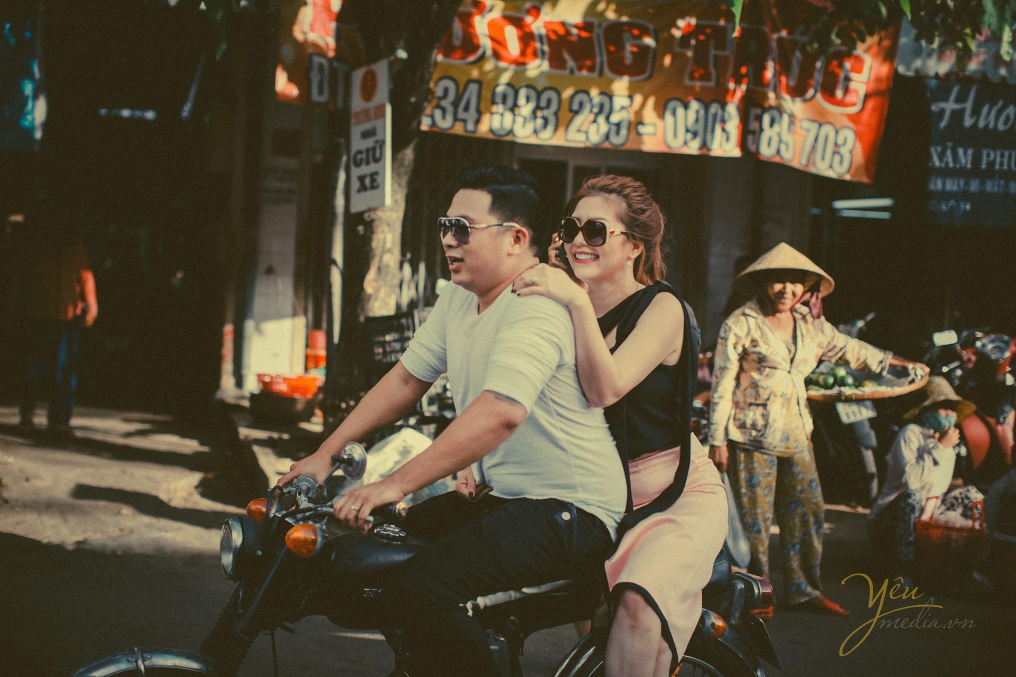chụp cảnh chú rể đèo cô dâu cùng nhau cười hạnh phúc