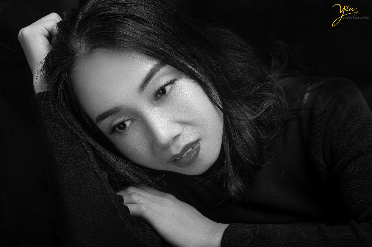 Chụp ảnh nghệ thuật cho phụ nữ với tông màu đen - trắng tại hà nội