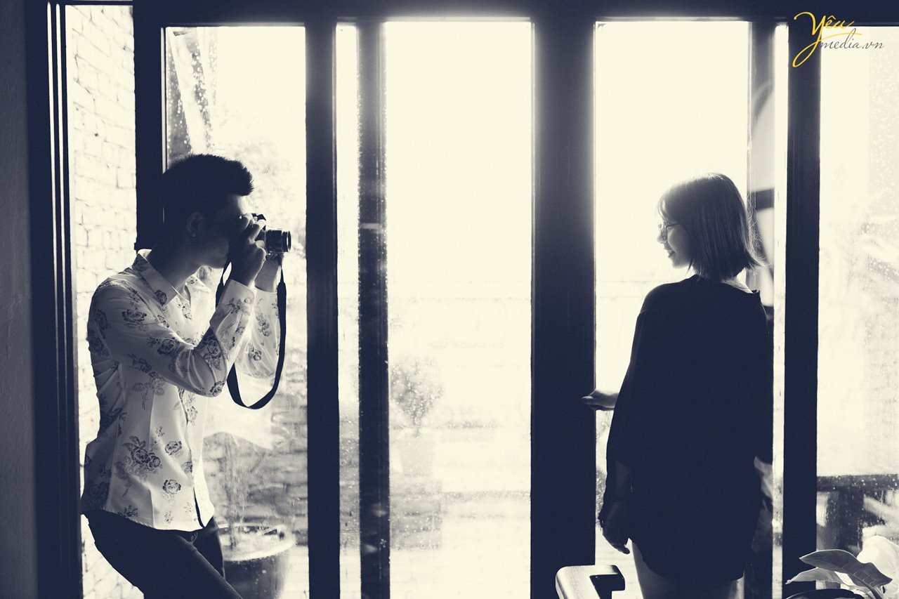 con trai chụp ảnh cho con gái