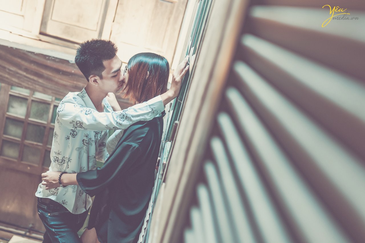 tựa vào tường hôn nhau