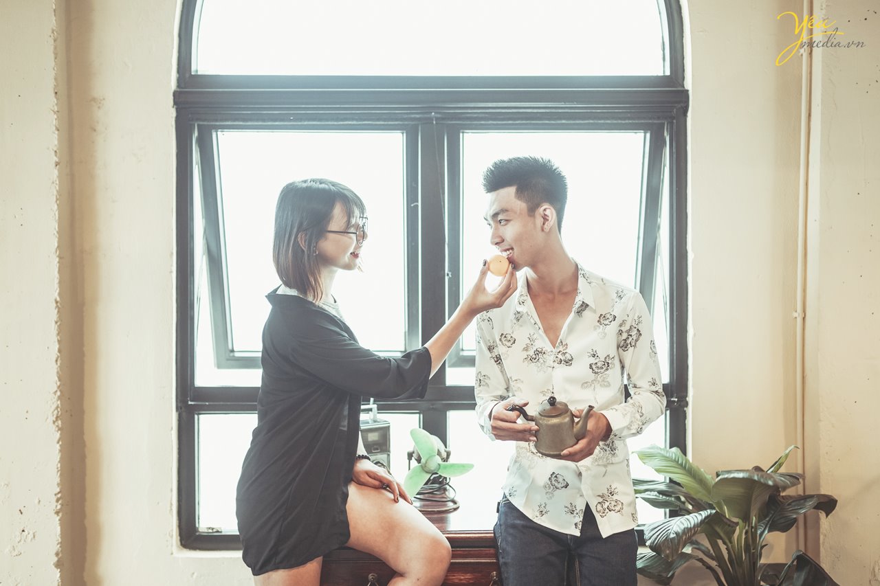 con gái đút bánh cho con trai ăn