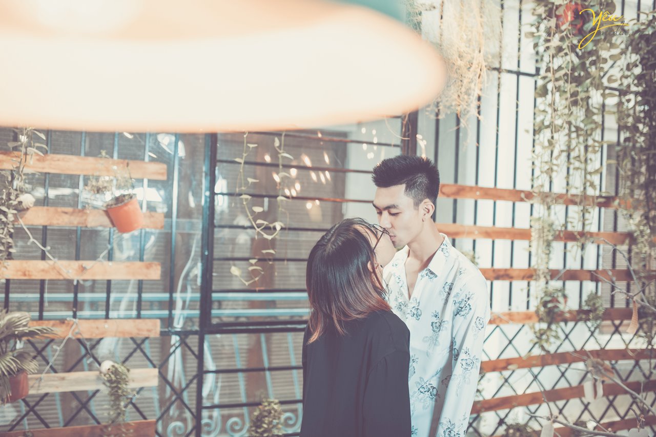 hôn nhau trong quán cà phê