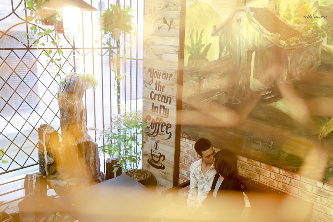 hôn nhau trong quán cà phê