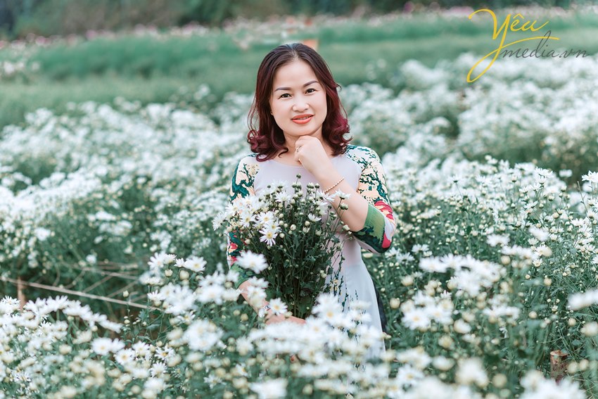 nên tạo dáng thế nào khi chụp ảnh với cúc họa mi