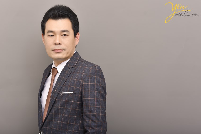 Chụp ảnh nam doanh nhân đẹp trong studio Yêu Media Hà Nội