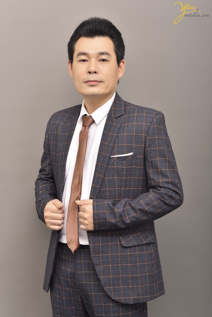 Chụp ảnh nam doanh nhân đẹp trong studio Yêu Media Hà Nội