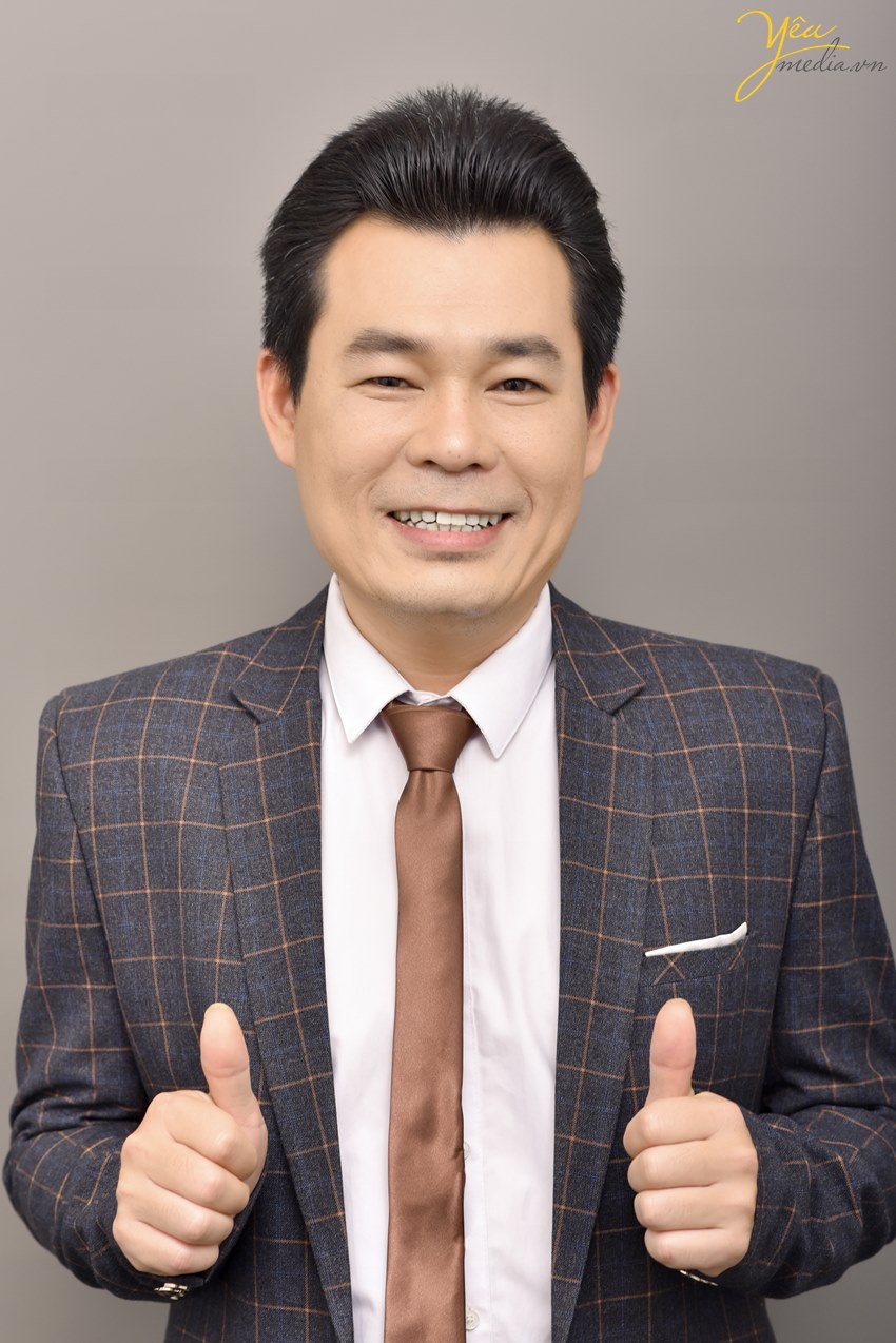 Chụp ảnh nam doanh nhân đẹp trong studio Yêu Media Hà Nội