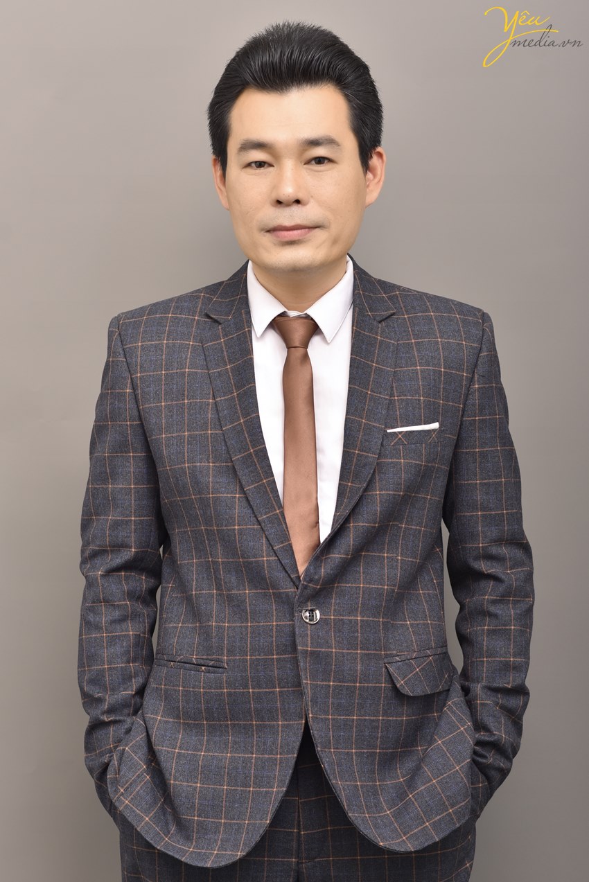 Chụp ảnh nam doanh nhân đẹp trong studio Yêu Media Hà Nội
