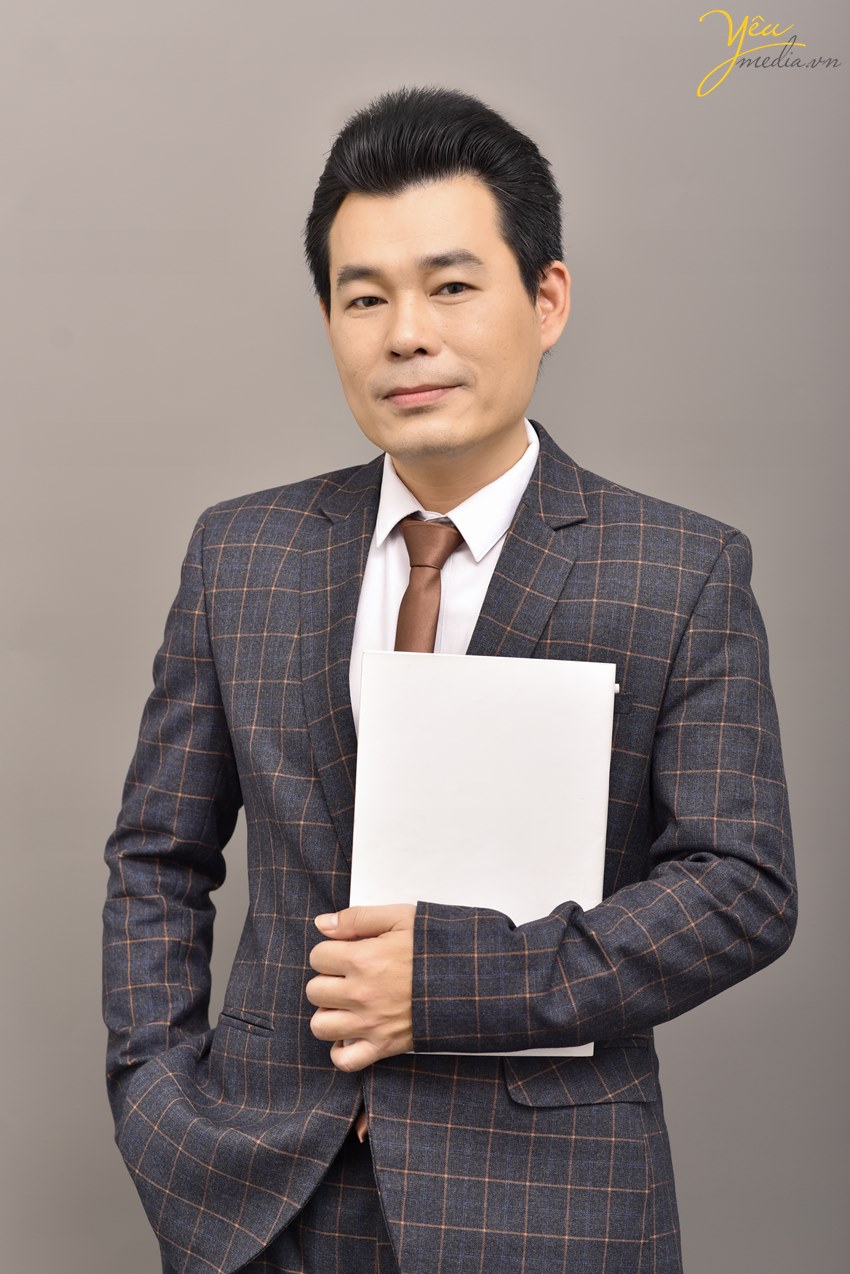 Chụp ảnh nam doanh nhân đẹp trong studio Yêu Media Hà Nội
