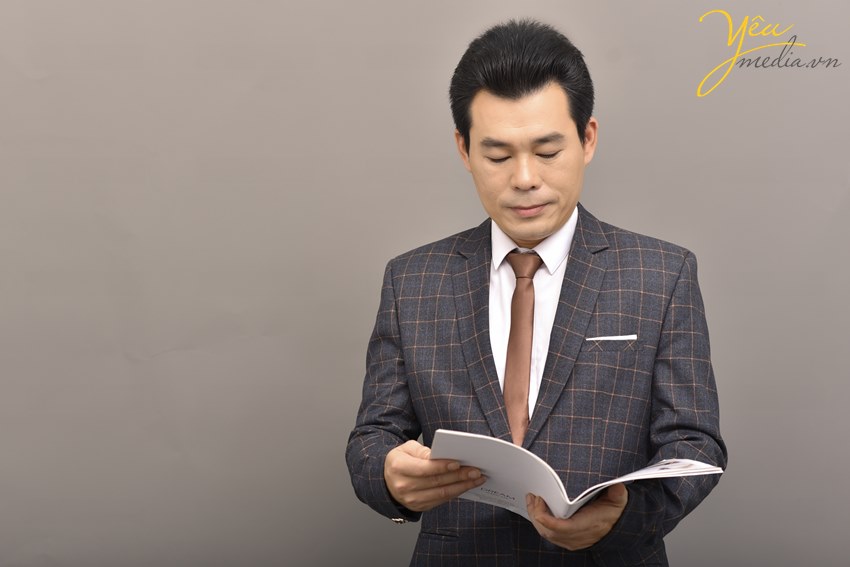 Chụp ảnh nam doanh nhân đẹp trong studio Yêu Media Hà Nội
