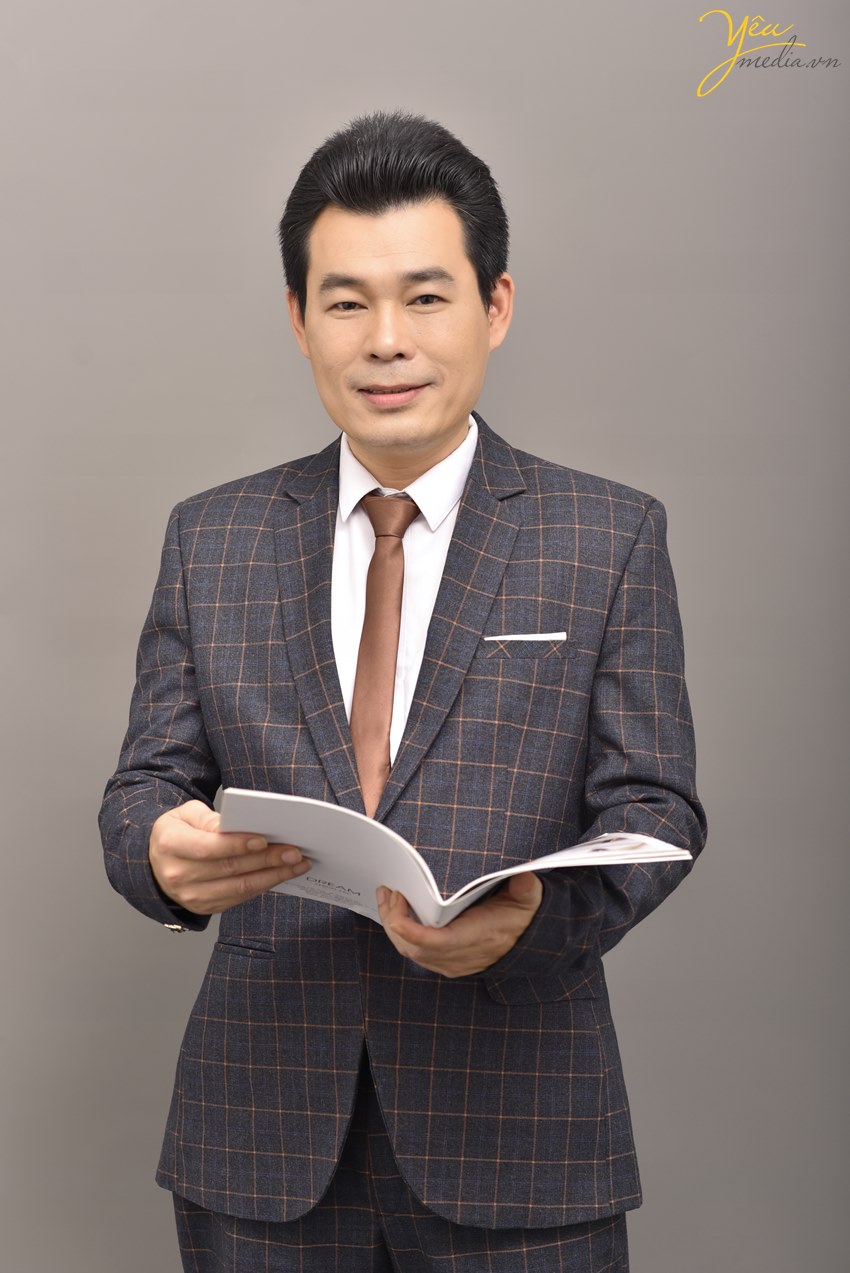 Chụp ảnh nam doanh nhân đẹp trong studio Yêu Media Hà Nội