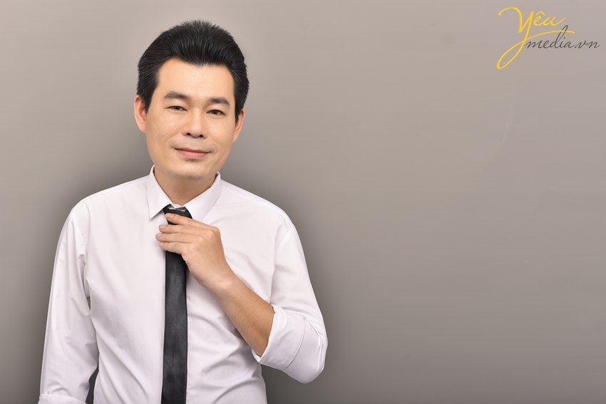 Chụp ảnh nam doanh nhân đẹp trong studio Yêu Media Hà Nội
