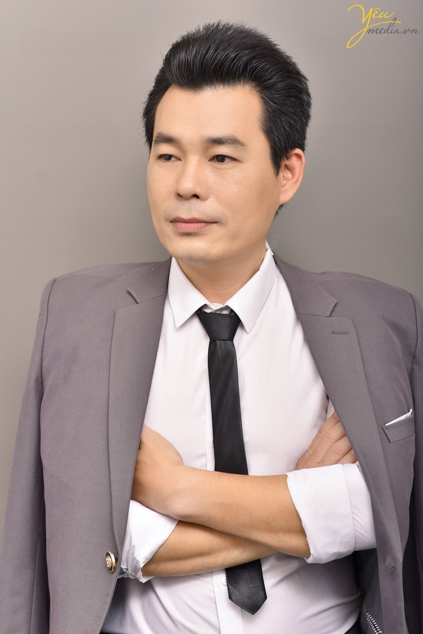 Chụp ảnh nam doanh nhân đẹp trong studio Yêu Media Hà Nội