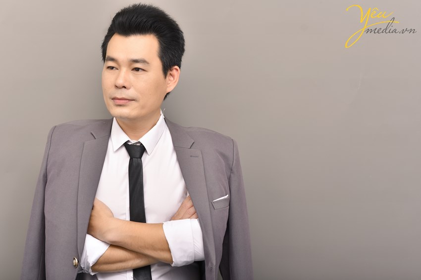 Chụp ảnh nam doanh nhân đẹp trong studio Yêu Media Hà Nội