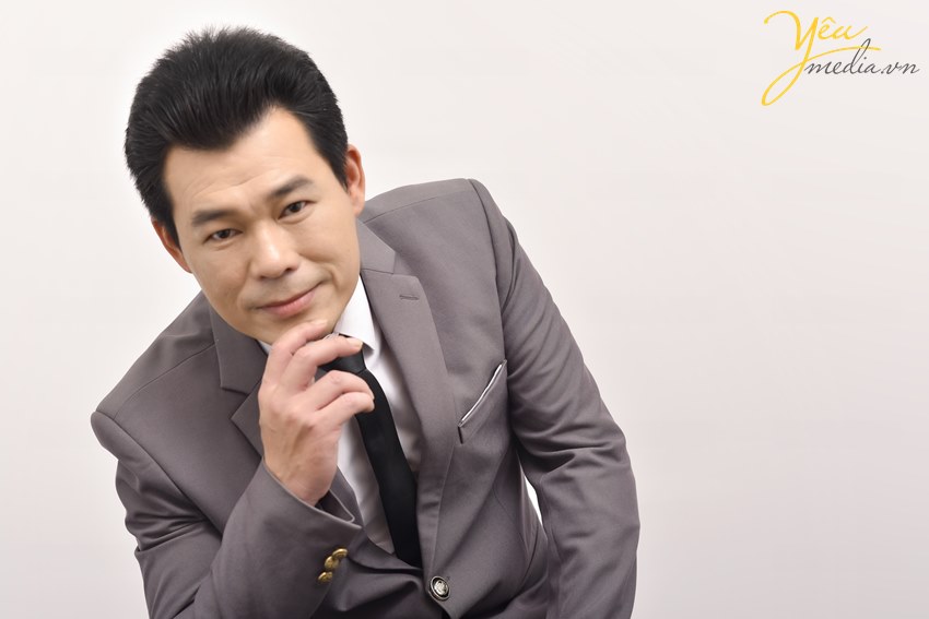Chụp ảnh nam doanh nhân đẹp trong studio Yêu Media Hà Nội