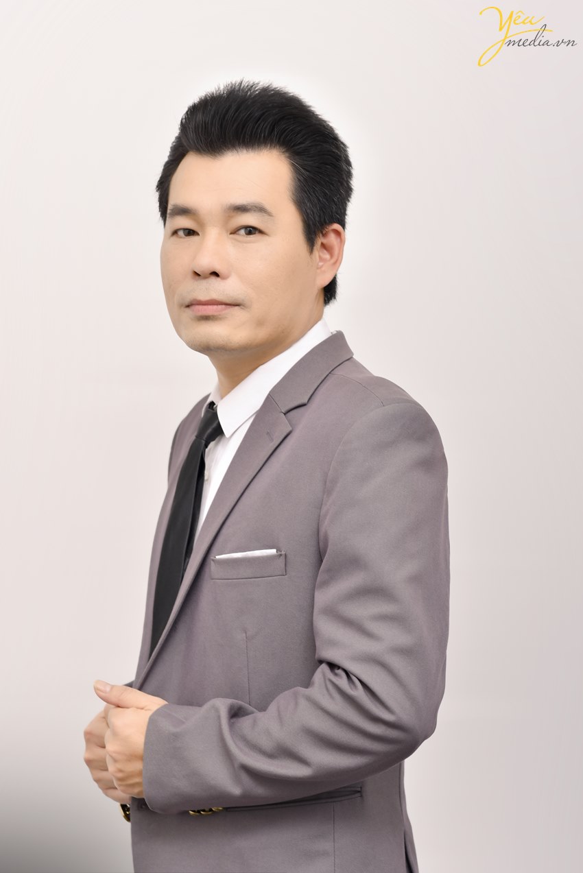 Chụp ảnh nam doanh nhân đẹp trong studio Yêu Media Hà Nội