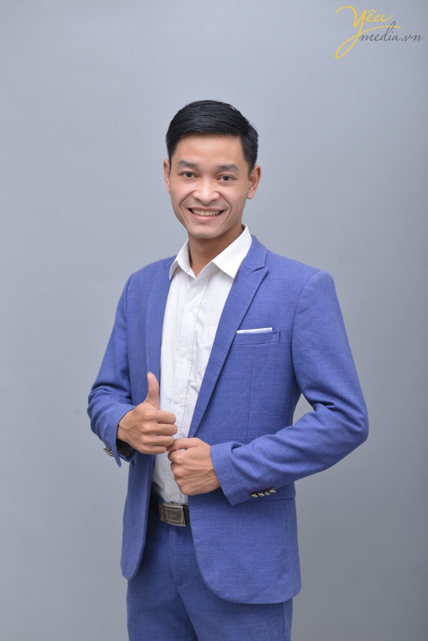 + Đội ngũ nhân viên: Đội ngũ Yêu Media là những con người năng động, nhiệt tình, sáng tạo trong công việc và hơn cả là luôn tràn đấy năng lượng, hứa hẹn sẽ truyền lửa cho các khách hàng trong thời gian chụp hình. + Dịch vụ chụp ảnh chuyên nghiệp: Trang bị những thiết bị chụp ảnh mới nhất, trang phục, phụ kiện phong phú, Yêu Media chắn chắn sẽ đem đến cho các bạn một dịch vụ hoàn toàn mới lạ, chuyên nghiệp, nhiệt tình và làm hài lòng quý khách.