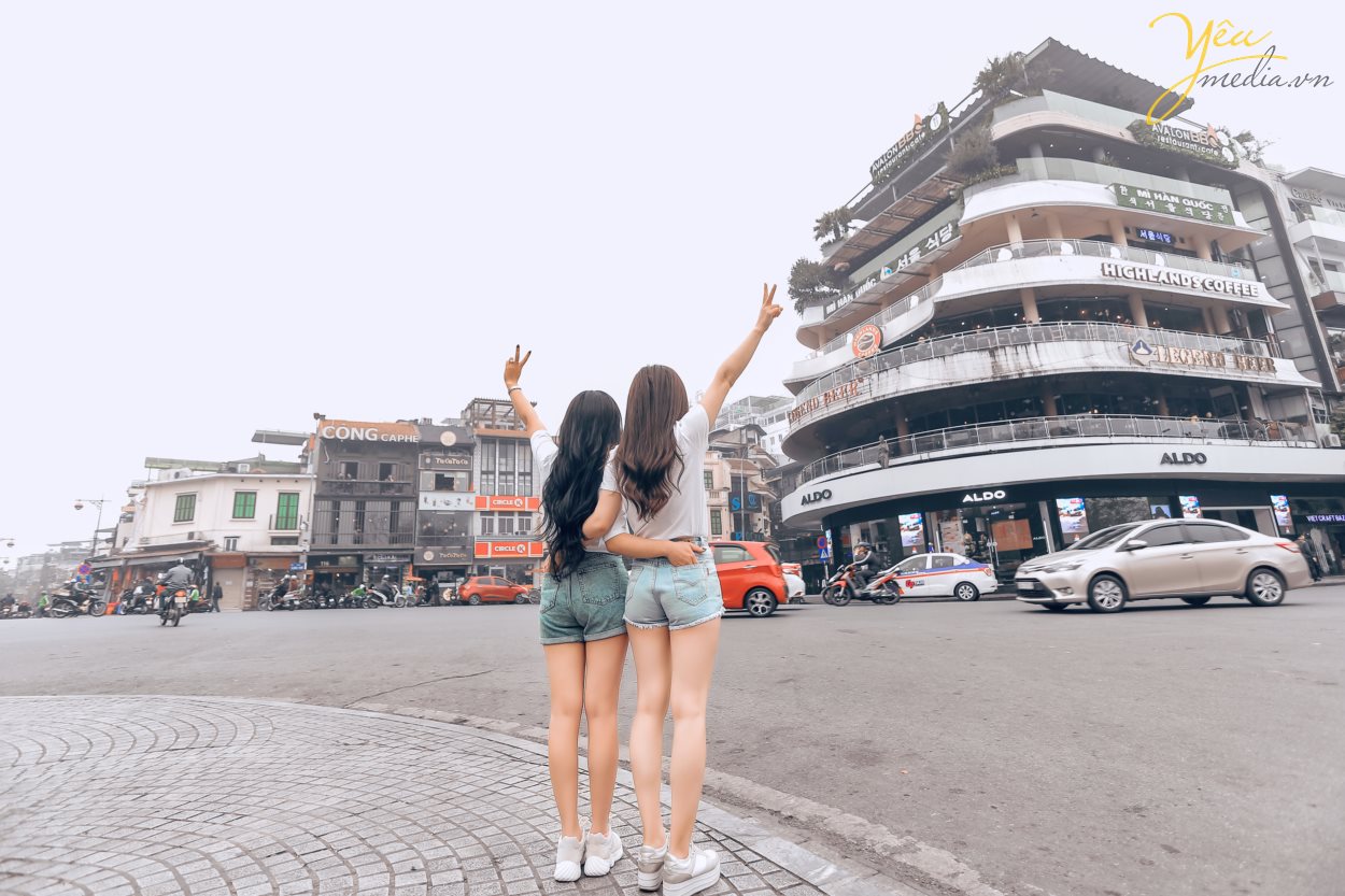 - Đã là bạn thân thì sao có thể thiếu được những bức hình lưu giữ những kỉ niệm vui vẻ cùng nhau. 101 kiểu chụp ảnh couple cực đẹp cùng bạn thân Ảnh đẹp chụp bởi studio yêu media hà nội