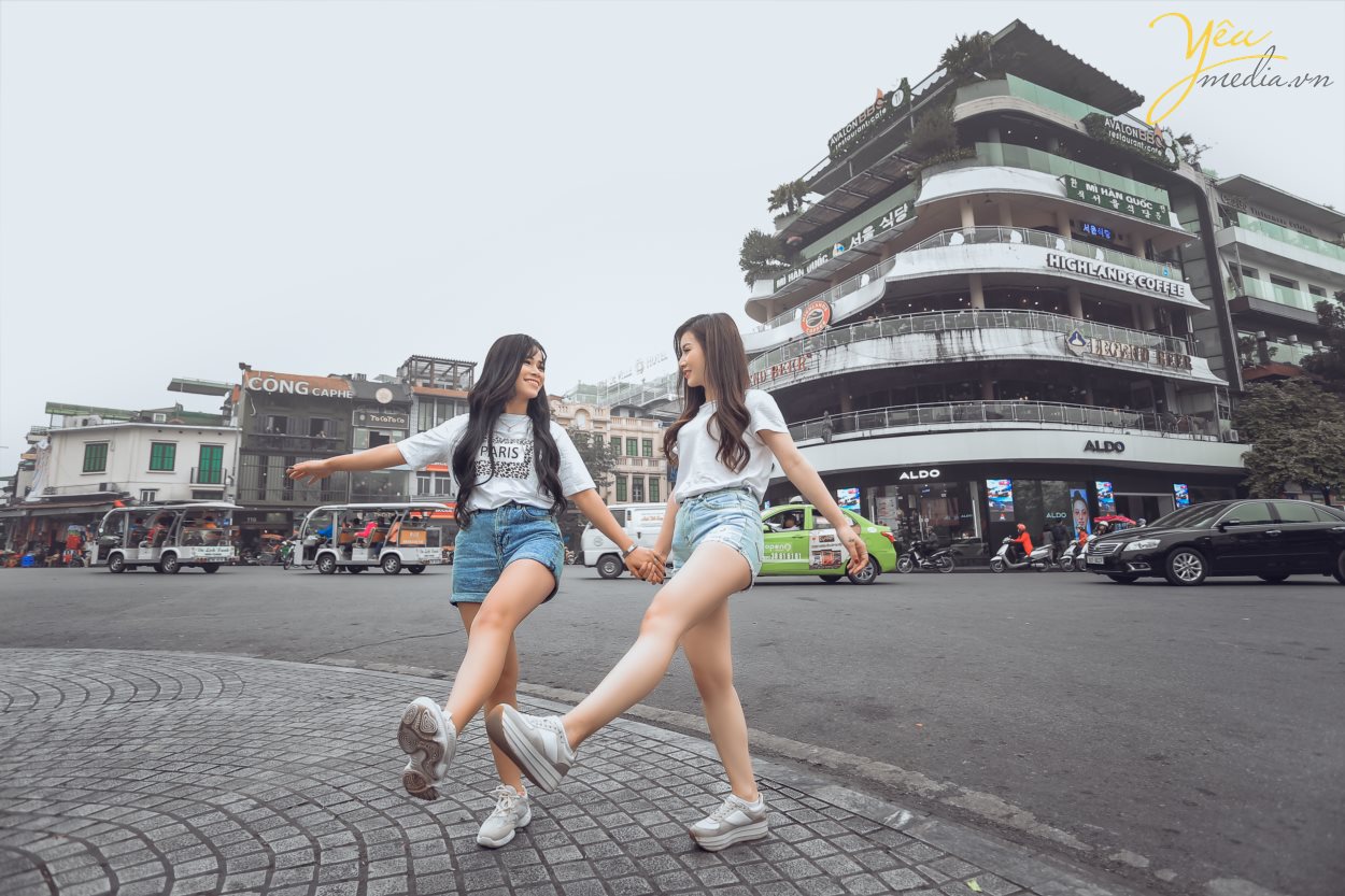 - Đã là bạn thân thì sao có thể thiếu được những bức hình lưu giữ những kỉ niệm vui vẻ cùng nhau. 101 kiểu chụp ảnh couple cực đẹp cùng bạn thân Ảnh đẹp chụp bởi studio yêu media hà nội
