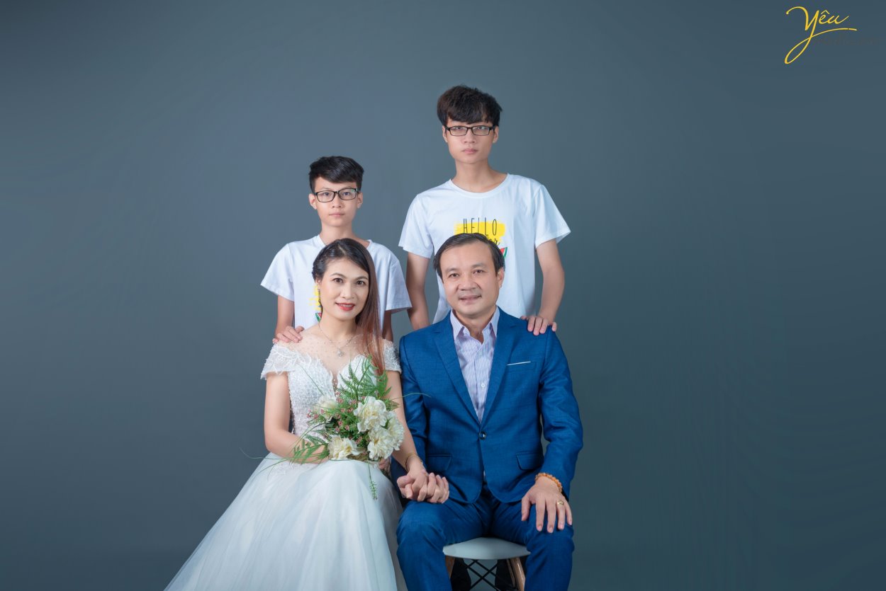 Chụp ảnh gia đình 4 người với các tư thế pose trong studio